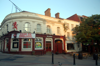 The Red Lion and 13 George Street (to the right) in June 2010